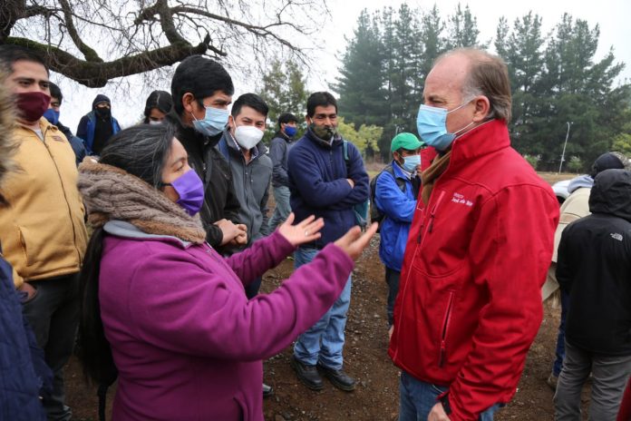 Ministro Walker encabezó entrega de forraje para dos mil agricultores de Alto Biobío afectados por las heladas y nevazones