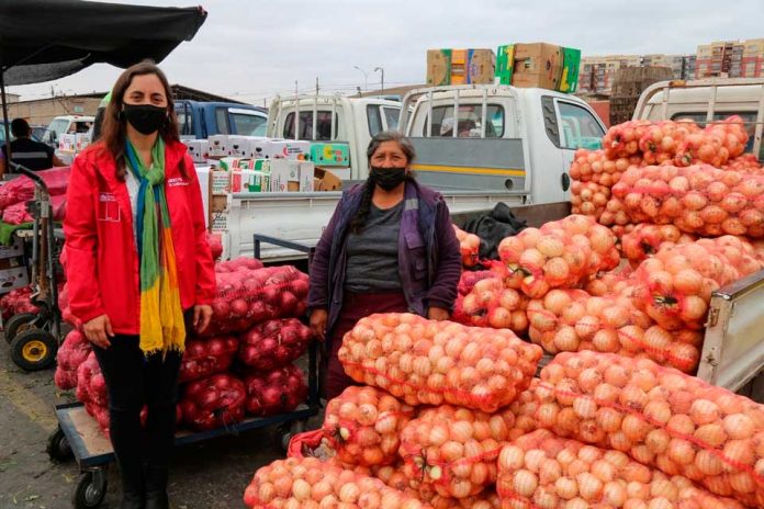 Ministra Undurraga visitó mercado agrícola en Arica y Parinacota: “Esto es la seguridad alimentaria, el poder conectar tanto lo que se produce en el país como lo que se importa”