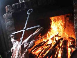 Felidor Sandoval comparte desde Cerro Castillo su receta para preparar un sabroso asado patagón