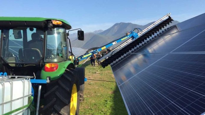 Mantención de parques solares reduce al mínimo uso de agua