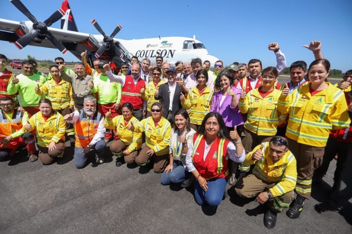 Ministros de Agricultura y del MOP presentan nuevo avión C-130 de Conaf que operará en renovada pista en Región del Biobío