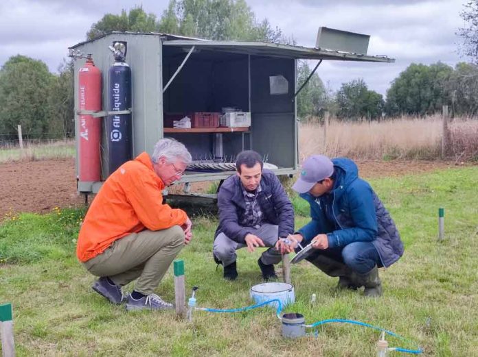 Experto danés dictó charlas, visitó ensayos de INIA Remehue y predios lecheros de la zona