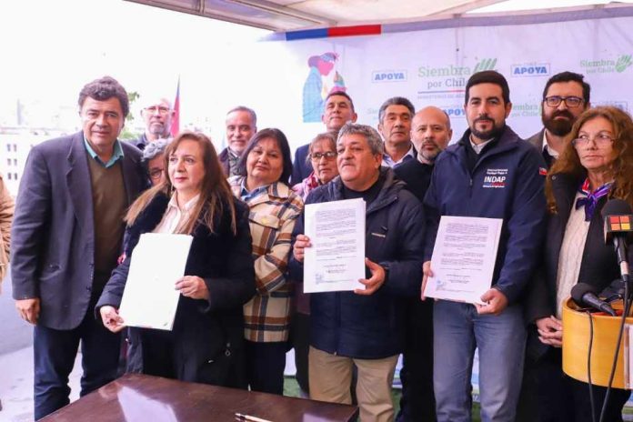 Ministerio de Agricultura firma decreto de emergencia agrícola entre regiones de Valparaíso y Biobío