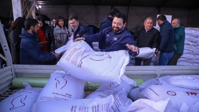 Ministerio de Agricultura se despliega para entregar bonos de riego y alimento animal a agricultores de Santa Juana  