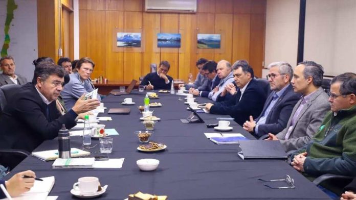 Ministro de Agricultura se reunió con directorio y socios del Consorcio Lechero