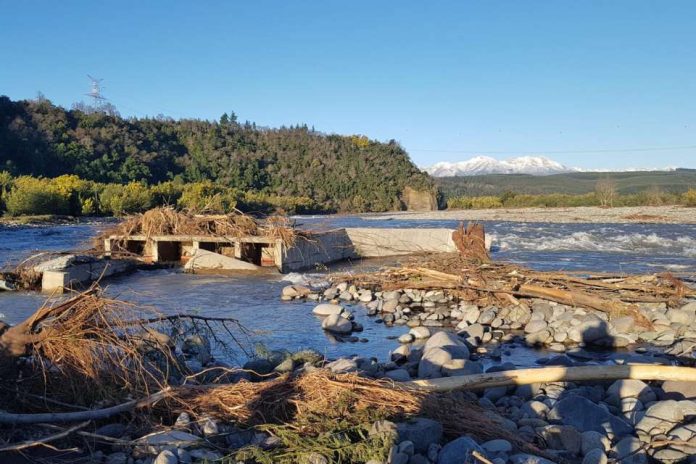 Regantes del Río Ñuble exponen crítica situación de los agricultores a parlamentarios de la región