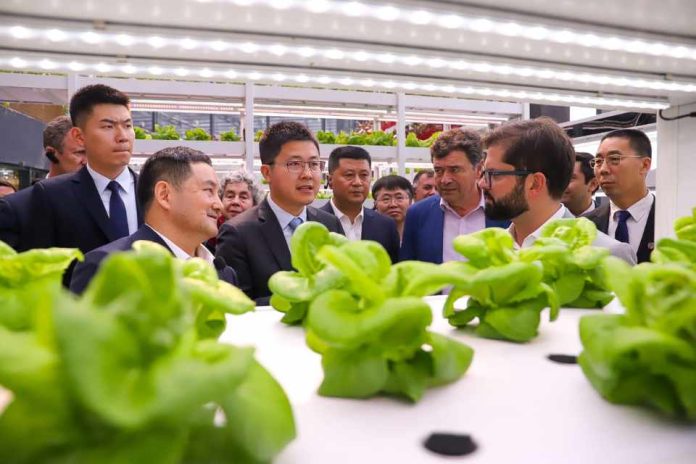 Presidente Boric y ministro Valenzuela conocen “Silicon Valley de la agricultura