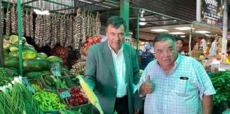 Ministro Valenzuela recorre La Vega y constata oferta de tomates y choclos “humeros”