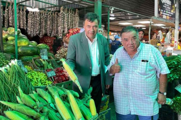 Ministro Valenzuela recorre La Vega y constata oferta de tomates y choclos “humeros”