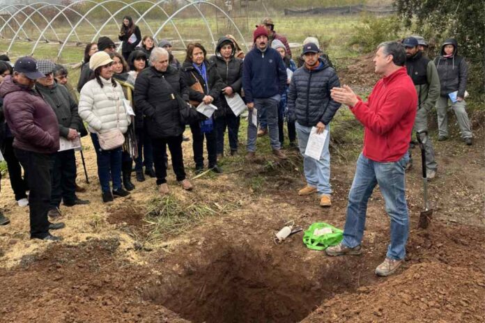 Agricultores adquieren conocimientos en análisis de suelos