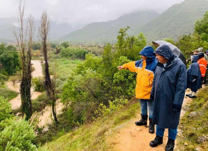 Ministro Valenzuela llega hasta sector Millahue en San Vicente de Tagua Tagua y pide a vecinos evacuar ante inminente colapso de tranque