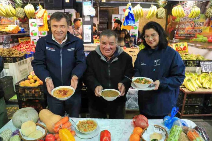 Ministro Valenzuela recorre la Vega Central y llama a consumir productos de invierno: 