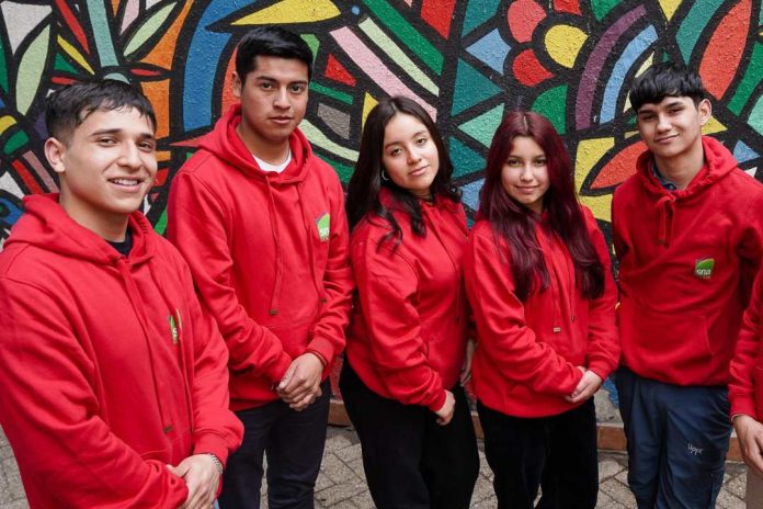 Seis estudiantes de liceos agrícolas viajaron a realizar su práctica profesional en granjas de Estados Unidos