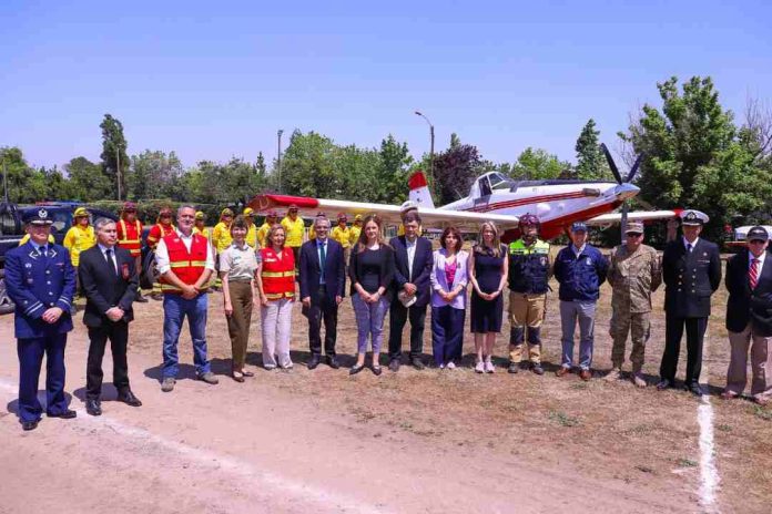 Ministerio de Agricultura y CONAF presentan nuevo avión para combatir incendios forestales