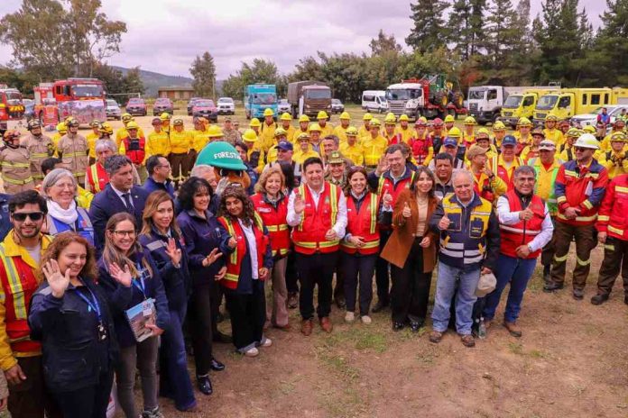 Ministro Valenzuela encabeza simulacro de emergencia por incendio forestal en la región del Maule