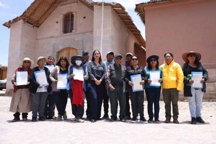 58 agriculturores de Socoroma reciben bono para enfrentar efectos de derrame de hidrocarburos