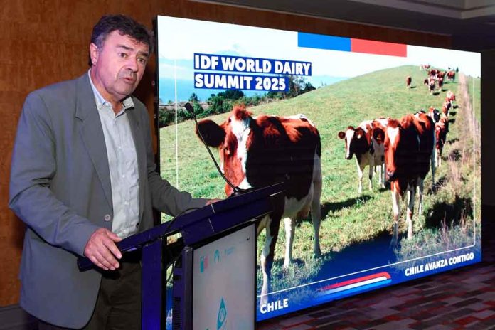 Ministro de cultura y líderes de cadena láctea lanzan cumbre mundial de la leche Santiago 2025