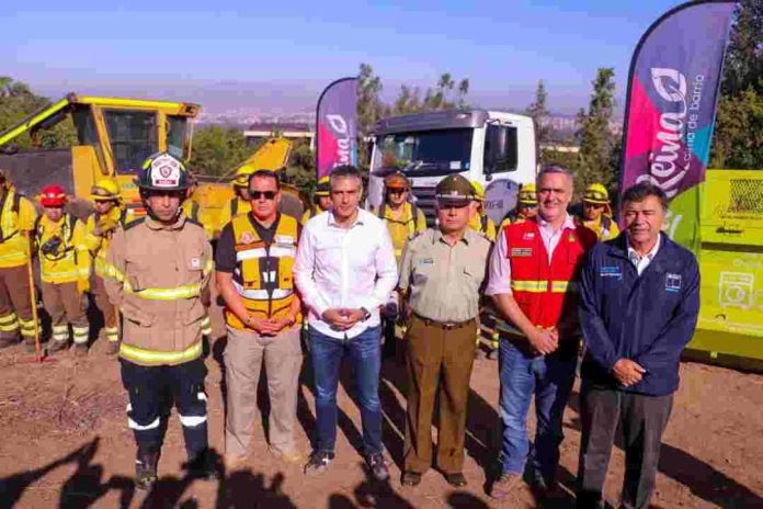 Ministro Valenzuela supervisa trabajos de cortafuegos en precordillera de la RM y refuerza llamado a la prevención ante nueva ola de altas temperaturas