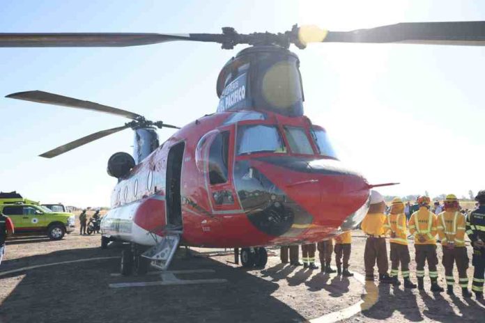 Helicóptero CH-47 Chinook llega a la región de Ñuble a reforzar el combate contra incendios forestales