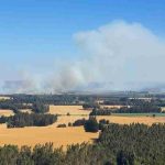 Ministro Valenzuela sobrevuela la región de la Araucanía para monitorear el avance de los incendios y confirma emergencia agrícola