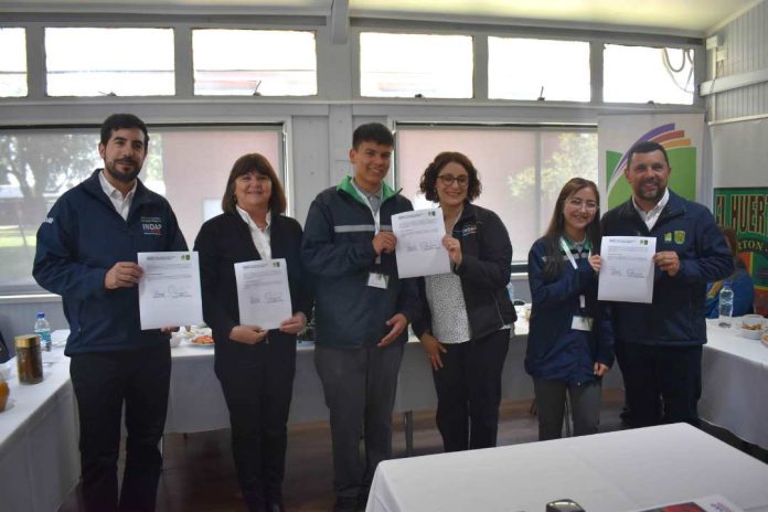 INDAP Biobío firmó convenio de colaboración con Liceo Tecnológico “El Huertón” en beneficio de estudiantes y agricultores