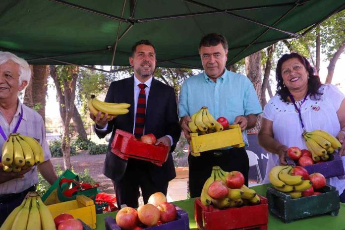 Ministro de Agricultura llama a replicar banco de alimentos y a consumir frutas y verduras en Día de la Mujer Feriante