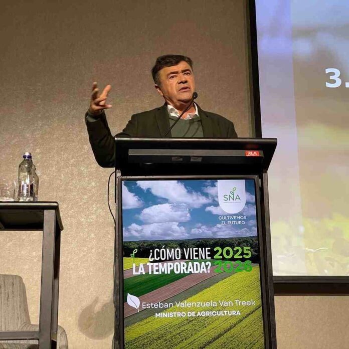 Ministro Valenzuela destaca crecimiento del sector silvoagropecuario y plantea prioridades para enfrentar la temporada 2025-2026