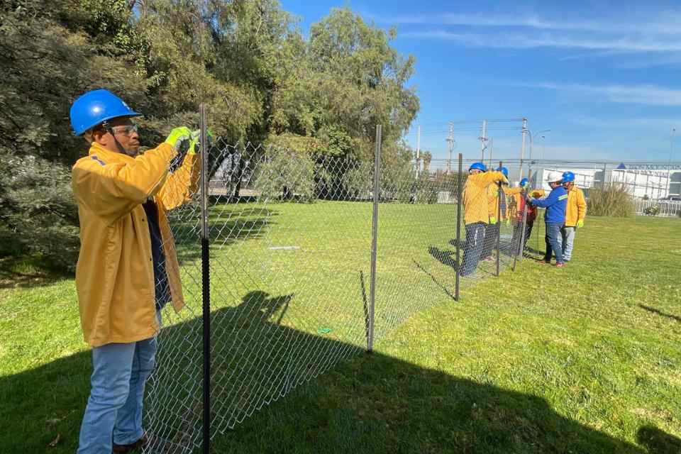 Exitosa capacitación conjunta entre Aceros AZA e Inchalam sobre instalación de Postes AZA