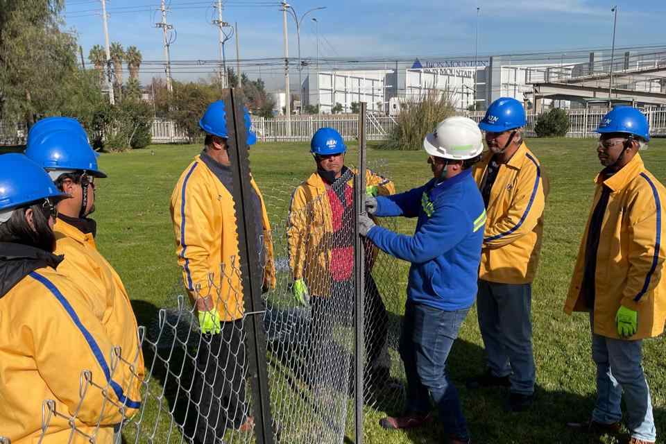 Exitosa capacitación conjunta entre Aceros AZA e Inchalam sobre instalación de Postes AZA