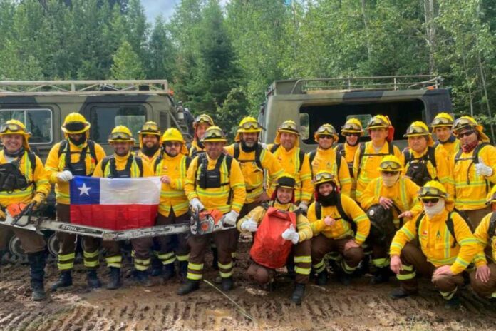 Brigadistas chilenos combaten incendios forestales en Canadá Brigadistas chilenos combaten incendios forestales en Canadá