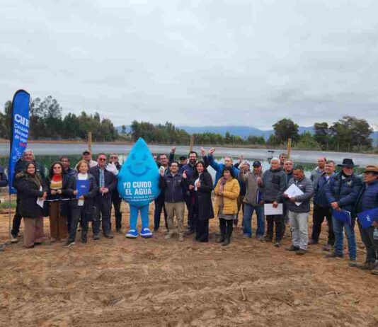 Comisión Nacional de Riego y regantes del canal Bellavista inauguran anhelado tranque que mejorará el riego de 38 agricultores Comisión Nacional de Riego y regantes del canal Bellavista inauguran anhelado tranque que mejorará el riego de 38 agricultores En su visita a la región de Coquimbo, el director de la CNR, Wilson, Ureta, junto al Seremi de Agricultura, Christian Álvarez, y el Coordinador Regional de CNR, Álvaro Espinoza, también encabezaron la entrega de bonificaciones de la Ley de Riego por $2.500 millones, recursos que beneficiarán a regantes de las comunas de La Serena y Coquimbo. La Serena, viernes 11 de julio de 2025- En Pan de Azúcar, sector rural de la comuna de Coquimbo, el Director Ejecutivo de la Comisión Nacional de Riego (CNR), Wilson Ureta; junto al Seremi de Agricultura de Coquimbo, Christián Álvarez; el Coordinador Regional Coquimbo de la CNR, Álvaro Espinoza; y la Delegada Rural Cordillera de la Municipalidad de Coquimbo, Nicole Pizarro; realizaron la entrega de bonificaciones de la Ley de Riego por más de $2.500 millones, que benefician a regantes y organizaciones de las comunas de La Serena y Coquimbo, ocasión en que inauguraron la anhelada rehabilitación del tranque ex CORA Marco Triunfo Campesino, de la Asociación de Canalistas Canal Bellavista. Para el Director Ejecutivo de la CNR, “la entrega de más de $2.500 millones en bonificaciones de la Ley de Riego permite financiar proyectos para las Organizaciones de usuarios, pero también para agricultores individuales, y así puedan usar el agua de manera más eficiente que es lo que necesita la Región de Coquimbo para abordar la escasez hídrica. Para el año 2025 tenemos contemplado fondos disponibles por unos $17 mil millones para financiar proyectos intrapediales y también obras intrapediales como las que hemos entregado en esta oportunidad, y así poner a disposición de los regantes nuestros concursos acordes a sus diversas necesidades de infraestructura”. Durante la jornada, el Seremi de Agricultura, señaló que “estas bonificaciones, por sobre los $2.000 millones, son para futuros proyectos de riego aprobados por la Comisión Nacional de Riego, tales como riegos fotovoltaicos, riegos tecnificados que son fundamentales hoy día para la Región de Coquimbo, particularmente para estas comunas que también están sometidas a una presión importante por la acción del cambio climático. Como gobierno, junto con la Municipalidad de Coquimbo, el Gobierno Regional, y los canalistas, principalmente, estamos respondiendo con esta estrategia de eficiencia hídrica liderada en nuestra región por el Delgado Presidencial Galo Luna, y esperamos dar un fuerte respaldo a la agricultura de la región”. En representación del alcalde de Coquimbo, Alí Manouchehri, la Delegada Municipal Rural Cordillera, Nicole Pizarro, indicó que “en nuestro sector rural, muchos de los agricultores tienen que abastecerse a través de estanques que también postulan a través de programas. Por ello, estas bonificaciones y este estanque permitirán abastecer a los canalistas y a los pequeños agricultores, lo que es un gran logro para el sector. En ese sentido, en representación de nuestro alcalde estamos muy felices de que este beneficio haya podido llegar al sector y en este caso, a través de la Asociación de Canalistas, que son muy muy unidos, siempre están muy organizados, y postularon a la CNR. Con ellos se va a llegar muy lejos, en este sentido, poder cuidar el agua que es un recurso súper importante”. Rehabilitación de embalse ex CORA Marco Triunfo Campesino Además, las autoridades y regantes realizaron el corte de cinta del proyecto de rehabilitación del embalse de regulación corta ex CORA Marco Triunfo Campesino, perteneciente a la Asociación de Canalistas Canal Bellavista, una iniciativa bonificada en el marco de un "Concurso para obras de acumulación y mejoramientos de embalses CORA" de la Ley de Riego. “Estamos inaugurando un tranque de más de 25 mil metros cúbicos que estaba prácticamente en desuso y que con la impermeabilización que se hizo con la Ley de Riego, por más de $270 millones, se beneficia a 38 agricultores y cerca de 160 hectáreas de cultivo, ya que pudimos mejorar la gestión del canal Bellavista y el marco Triunfo Campesino, algo que queremos destacar y que ojalá se replique en otros rincones en la comuna y la región”, puntualizó el Director Ejecutivo de la Comisión Nacional de Riego. En nombre de los regantes, el presidente de la Asociación de Canalistas canal Bellavista, Bruno Zandonai, destacó que “como directorio, al tomar la administración en el año 2016, nos impusimos una meta de utilizar la Ley de Riego de manera intensiva, porque sabíamos lo que se venía. Si no hubiésemos hecho la inversión con la CNR, el canal Bellavista no tendría una gota de agua en este estanque que está a nuestra espalda. Aproximadamente desde el año 2016 a la fecha, se han impermeabilizado más de 18 kilómetros de cauce, entre ellos 8 kilómetros del canal matriz y 10 kilómetros de los canales secundarios”.