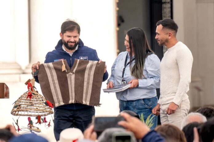 Para Violeta la historia de los regalos que las organizaciones campesinas le hicieron al Presidente Boric Para Violeta la historia de los regalos que las organizaciones campesinas le hicieron al Presidente Boric