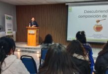 Apicultores de Lo Barnechea y Colina conocen análisis de calidad de miel en INIA La Platina Apicultores de Lo Barnechea y Colina conocen análisis de calidad de miel en INIA La Platina