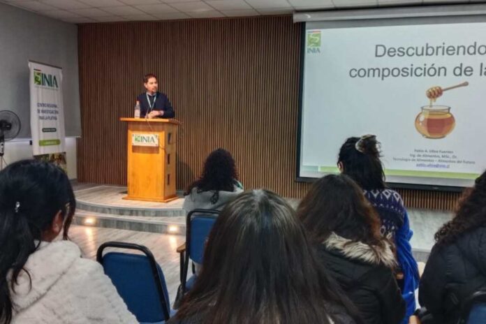 Apicultores de Lo Barnechea y Colina conocen análisis de calidad de miel en INIA La Platina Apicultores de Lo Barnechea y Colina conocen análisis de calidad de miel en INIA La Platina