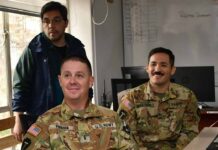 Delegación de Texas por incendios forestales similitudes con el sistema estadounidense. En el marco de un acuerdo de cooperación entre el Estado de Texas (EE.UU.) y el Estado Mayor Conjunto de Chile, una delegación de la Guardia Nacional de Texas se encuentra en el país para conocer y compartir experiencias en la gestión de los incendios forestales. La visita, que se extiende por una semana, incluyó conocer el modelo de coordinación de CONAF, y busca fortalecer la colaboración entre ambas naciones en materia de desastres naturales. Durante su paso por la Central Nacional de Coordinación de CONAF, la delegación estadounidense pudo conocer el modelo chileno de respuesta ante siniestros, destacando las similitudes entre ambos sistemas. También, visitaron la base de brigada Roble-4, en la Región Metropolitana, donde conocieron el PUMA (Puesto de Mando Móvil), equipado con tecnología como Starlink, pantallas y sistema de climatización y se les presentó el conjunto de herramientas utilizadas para despejar material vegetal en distintos niveles. Rossana Tapia, profesional de la Central Nacional de Coordinación de Incendios Forestales de CONAF, valoró el interés de los visitantes por conocer en profundidad el funcionamiento del sistema chileno. “Les presentamos como es el funcionamiento de nuestra central nacional. Les llamó la atención que funcionamos de una forma muy similar al Servicio Forestal de Estados Unidos, en cuanto a la división en regiones y sus recursos desplegados a nivel nacional.”, explicó. Desde la delegación estadounidense, el oficial Darien de la Torre, piloto de la Guardia Nacional de Texas, indicó que su principal interés es aprender como Chile, a través de CONAF, organiza y gestiona la información sobre los incendios, así como los métodos de respuesta que utiliza. “Cada año enfrentamos una temporada crítica de incendios en Texas. Esta visita nos permite compartir nuestras experiencias y recoger aprendizajes del trabajo chileno”, señaló. El capitán Álvaro Jara, del Departamento de Conducción Militar en Desastres del Estado Mayor Conjunto (EMCO), explicó que esta instancia responde a un entendimiento binacional facilitado por la Guardia Nacional de Texas y el Ejército de ese estado, con el fin de intercambiar conocimientos en la prevención, combate y coordinación frente a emergencias por incendios forestales. “Tratamos de dar a conocer todas nuestras capacidades y como coordinamos nuestros medios para abordar distintos tipos de emergencias, especialmente los incendios forestales”, manifestó. Ambos países reconocen la importancia de estos vínculos, especialmente frente al aumento de la frecuencia y gravedad de los incendios forestales.