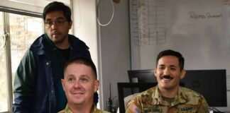 similitudes con el sistema estadounidense. En el marco de un acuerdo de cooperación entre el Estado de Texas (EE.UU.) y el Estado Mayor Conjunto de Chile, una delegación de la Guardia Nacional de Texas se encuentra en el país para conocer y compartir experiencias en la gestión de los incendios forestales. La visita, que se extiende por una semana, incluyó conocer el modelo de coordinación de CONAF, y busca fortalecer la colaboración entre ambas naciones en materia de desastres naturales. Durante su paso por la Central Nacional de Coordinación de CONAF, la delegación estadounidense pudo conocer el modelo chileno de respuesta ante siniestros, destacando las similitudes entre ambos sistemas. También, visitaron la base de brigada Roble-4, en la Región Metropolitana, donde conocieron el PUMA (Puesto de Mando Móvil), equipado con tecnología como Starlink, pantallas y sistema de climatización y se les presentó el conjunto de herramientas utilizadas para despejar material vegetal en distintos niveles. Rossana Tapia, profesional de la Central Nacional de Coordinación de Incendios Forestales de CONAF, valoró el interés de los visitantes por conocer en profundidad el funcionamiento del sistema chileno. “Les presentamos como es el funcionamiento de nuestra central nacional. Les llamó la atención que funcionamos de una forma muy similar al Servicio Forestal de Estados Unidos, en cuanto a la división en regiones y sus recursos desplegados a nivel nacional.”, explicó. Desde la delegación estadounidense, el oficial Darien de la Torre, piloto de la Guardia Nacional de Texas, indicó que su principal interés es aprender como Chile, a través de CONAF, organiza y gestiona la información sobre los incendios, así como los métodos de respuesta que utiliza. “Cada año enfrentamos una temporada crítica de incendios en Texas. Esta visita nos permite compartir nuestras experiencias y recoger aprendizajes del trabajo chileno”, señaló. El capitán Álvaro Jara, del Departamento de Conducción Militar en Desastres del Estado Mayor Conjunto (EMCO), explicó que esta instancia responde a un entendimiento binacional facilitado por la Guardia Nacional de Texas y el Ejército de ese estado, con el fin de intercambiar conocimientos en la prevención, combate y coordinación frente a emergencias por incendios forestales. “Tratamos de dar a conocer todas nuestras capacidades y como coordinamos nuestros medios para abordar distintos tipos de emergencias, especialmente los incendios forestales”, manifestó. Ambos países reconocen la importancia de estos vínculos, especialmente frente al aumento de la frecuencia y gravedad de los incendios forestales.