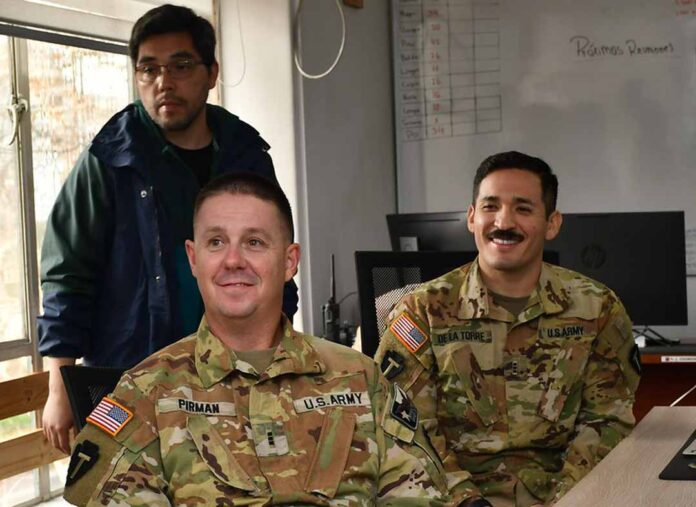 similitudes con el sistema estadounidense. En el marco de un acuerdo de cooperación entre el Estado de Texas (EE.UU.) y el Estado Mayor Conjunto de Chile, una delegación de la Guardia Nacional de Texas se encuentra en el país para conocer y compartir experiencias en la gestión de los incendios forestales. La visita, que se extiende por una semana, incluyó conocer el modelo de coordinación de CONAF, y busca fortalecer la colaboración entre ambas naciones en materia de desastres naturales. Durante su paso por la Central Nacional de Coordinación de CONAF, la delegación estadounidense pudo conocer el modelo chileno de respuesta ante siniestros, destacando las similitudes entre ambos sistemas. También, visitaron la base de brigada Roble-4, en la Región Metropolitana, donde conocieron el PUMA (Puesto de Mando Móvil), equipado con tecnología como Starlink, pantallas y sistema de climatización y se les presentó el conjunto de herramientas utilizadas para despejar material vegetal en distintos niveles. Rossana Tapia, profesional de la Central Nacional de Coordinación de Incendios Forestales de CONAF, valoró el interés de los visitantes por conocer en profundidad el funcionamiento del sistema chileno. “Les presentamos como es el funcionamiento de nuestra central nacional. Les llamó la atención que funcionamos de una forma muy similar al Servicio Forestal de Estados Unidos, en cuanto a la división en regiones y sus recursos desplegados a nivel nacional.”, explicó. Desde la delegación estadounidense, el oficial Darien de la Torre, piloto de la Guardia Nacional de Texas, indicó que su principal interés es aprender como Chile, a través de CONAF, organiza y gestiona la información sobre los incendios, así como los métodos de respuesta que utiliza. “Cada año enfrentamos una temporada crítica de incendios en Texas. Esta visita nos permite compartir nuestras experiencias y recoger aprendizajes del trabajo chileno”, señaló. El capitán Álvaro Jara, del Departamento de Conducción Militar en Desastres del Estado Mayor Conjunto (EMCO), explicó que esta instancia responde a un entendimiento binacional facilitado por la Guardia Nacional de Texas y el Ejército de ese estado, con el fin de intercambiar conocimientos en la prevención, combate y coordinación frente a emergencias por incendios forestales. “Tratamos de dar a conocer todas nuestras capacidades y como coordinamos nuestros medios para abordar distintos tipos de emergencias, especialmente los incendios forestales”, manifestó. Ambos países reconocen la importancia de estos vínculos, especialmente frente al aumento de la frecuencia y gravedad de los incendios forestales.