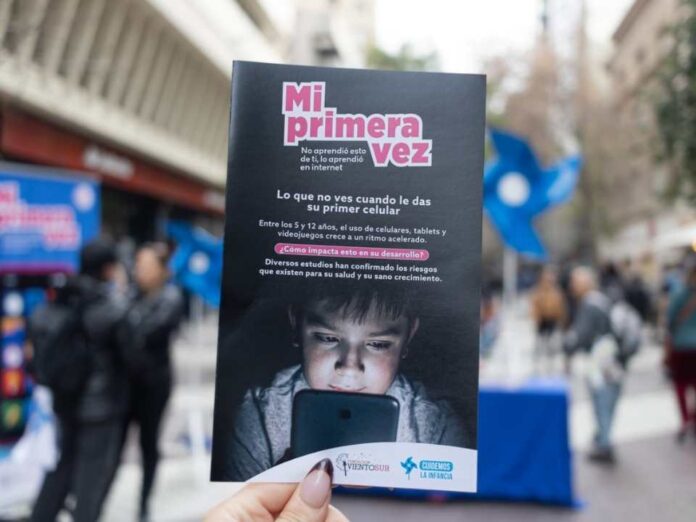¿A qué edad le diste su primer celular? la pregunta que puso a pensar a padres, madres y cuidadores