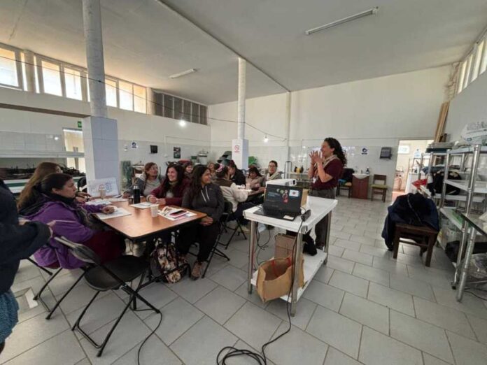 CREAS y Municipalidad de Navidad impulsan capacitación en procesos térmicos para pescadoras artesanales