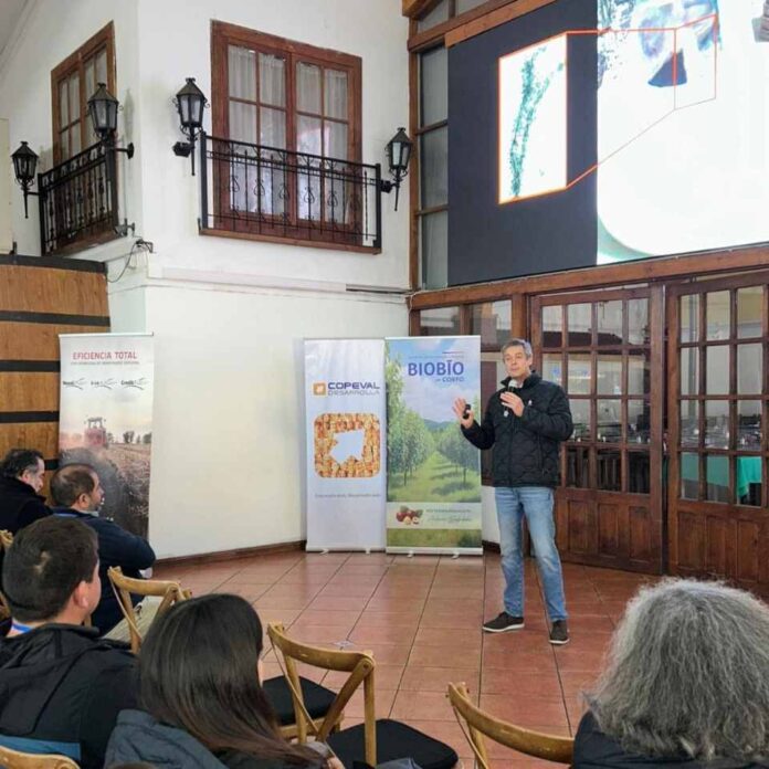 Carlos Meza en seminario 