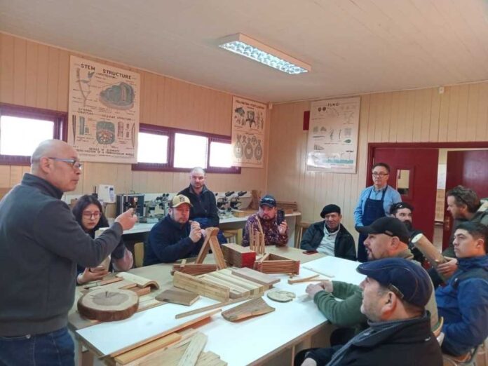 Innovación y economía circular Aysén busca modernizar su cadena de la madera con gira tecnológica del PDT de Corfo en Valdivia Innovación y economía circular: Aysén busca modernizar su cadena de la madera con gira tecnológica del PDT de Corfo en Valdivia