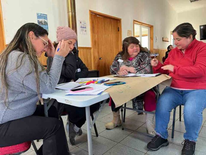 Potenciando el emprendimiento en Puyuhuapi a través de la Escuela de Mujeres Empresarias