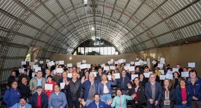 Proyecto de Fruticultura Sostenible entrega 100 becas para postítulo y 42 agricultores participarán en giras internacionales Proyecto de Fruticultura Sostenible entrega 100 becas para postítulo y 42 agricultores participarán en giras internacionales