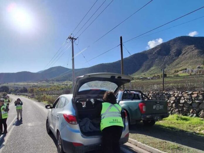 SAG implementa dos controles carreteros permanentes en Río Hurtado para evitar el traslado de fruta SAG implementa dos controles carreteros permanentes en Río Hurtado para evitar el traslado de fruta