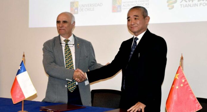 U. de Chile y empresa estatal china concretan alianza para construir innovadora granja demostrativa en Maipú