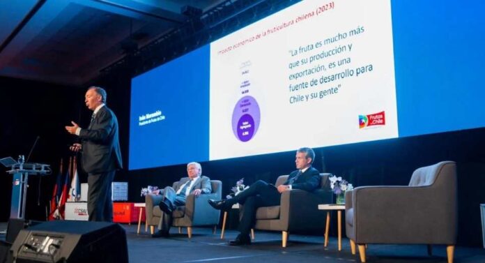 En seminario «Día del Comercio Global» de CSAV Presidente de Frutas de Chile destacó el rol crucial de las exportaciones para el bienestar y la estabilidad económica del país