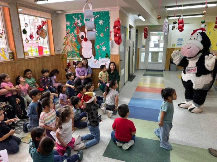Aproleche Osorno acompaña esta Navidad a niños de la provincia con entrega de productos lácteos