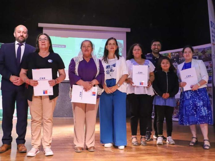 Ministra de Agricultura encabeza seminario junto a mujeres productoras de la región del Maule Ministra de Agricultura encabeza seminario junto a mujeres productoras de la región del Maule
