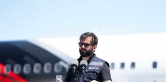 Presidente Boric y ministra Fernández encabezan visita técnica a avión tanquero Boeing 737 "Fireliner"