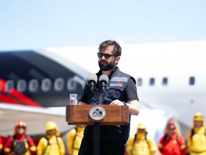 Presidente Boric y ministra Fernández encabezan visita técnica a avión tanquero Boeing 737 Fireliner Presidente Boric y ministra Fernández encabezan visita técnica a avión tanquero Boeing 737